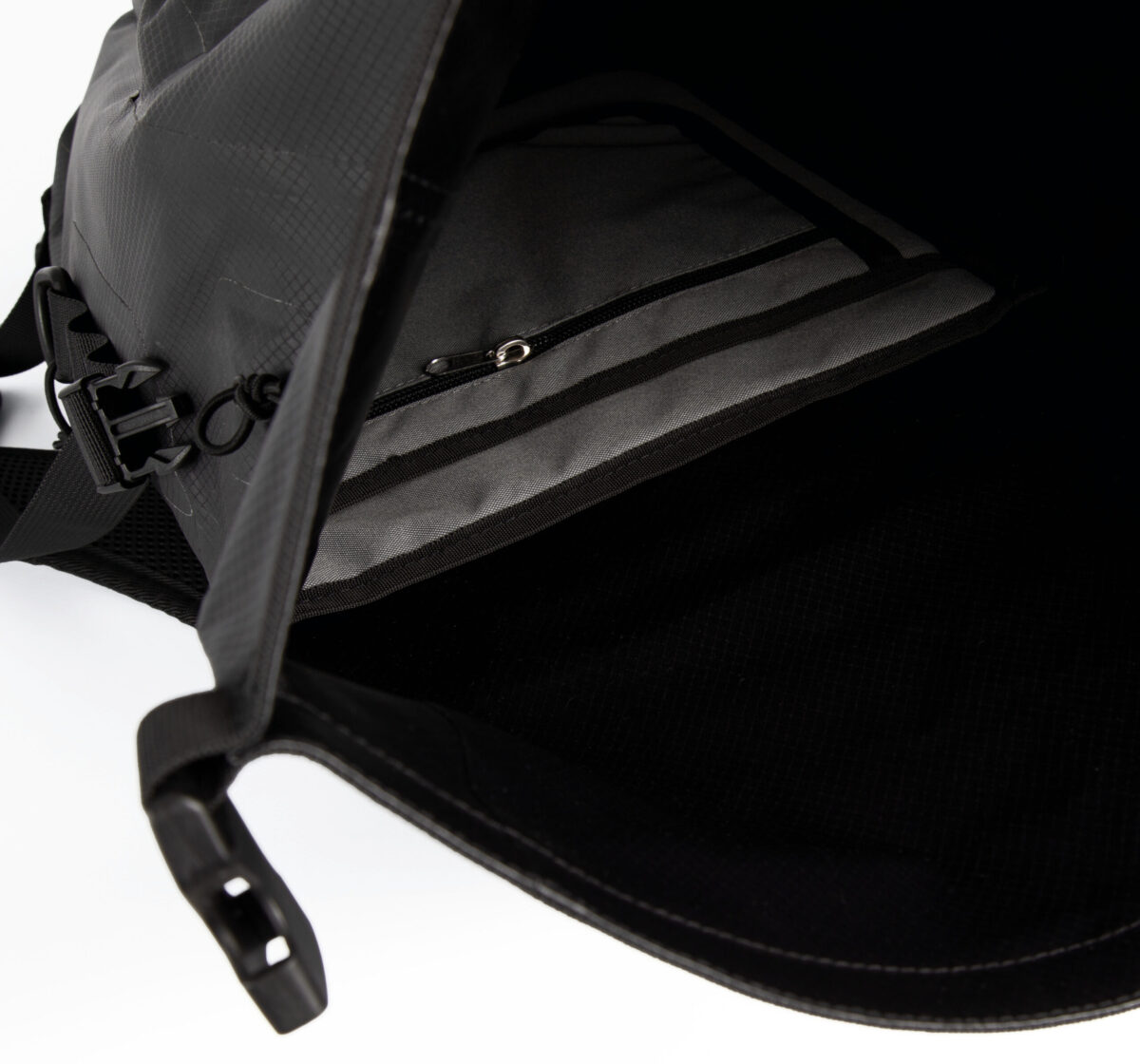 KI0188 - Sac à dos résistant à l’eau avec compartiment pour casque – Image 4